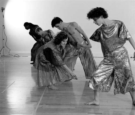 What Is Postmodern Dance: A Blend of Expression and Innovation